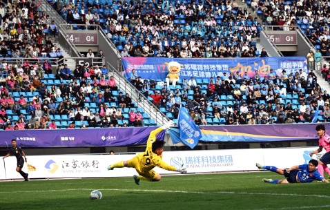 悦盈平台 -关键时刻体能课后，成都蓉城队长鼓劲备战亚冠，引发热议，临场指挥获称赞 