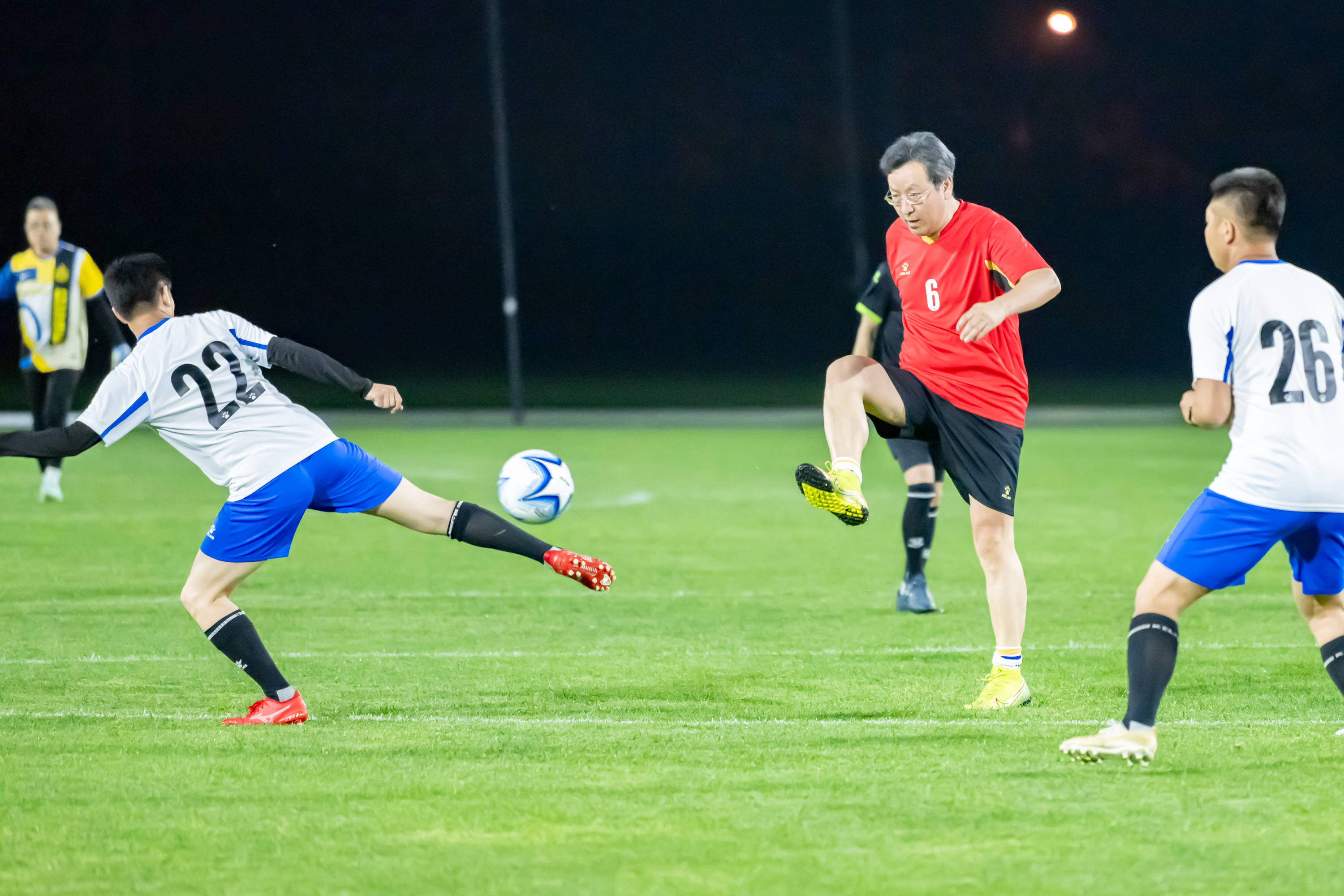 今晚德甲传出新动向，丹佛掘金战术微调，管理层表态——话题不断，训练强度明显提升(丹佛掘金球迷对恩比德)