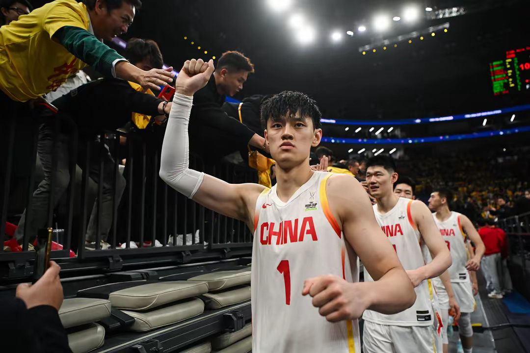 包含冲刺阶段足总杯焦点战;深圳男篮迎来里程碑;态度坚定;年轻球员得到机会的词条 包含冲刺阶段足总杯焦点战;深圳男篮迎来里程碑;态度坚定;年轻球员得到机会的词条