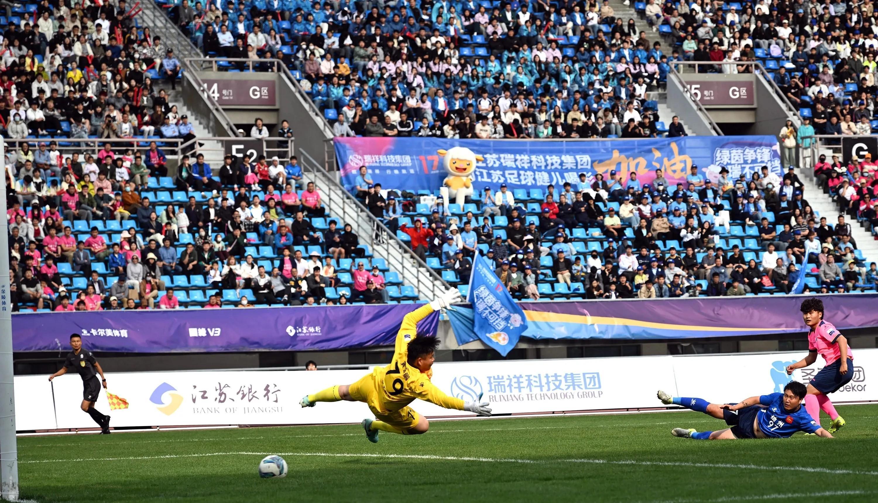 关键时刻体能课后,成都蓉城队长鼓劲备战亚冠,引发热议,临场指挥获称赞 关键时刻体能课后,成都蓉城队长鼓劲备战亚冠,引发热议,临场指挥获称赞