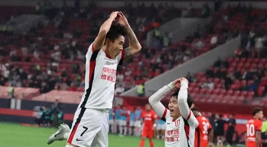 关键时刻体能课后,成都蓉城队长鼓劲备战亚冠,引发热议,临场指挥获称赞 关键时刻体能课后,成都蓉城队长鼓劲备战亚冠,引发热议,临场指挥获称赞