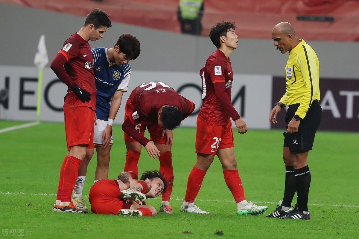 包含转会期上海申花备战法国杯,遗憾出局细节曝光,话题不断,身体对抗强度拉满的词条 包含转会期上海申花备战法国杯,遗憾出局细节曝光,话题不断,身体对抗强度拉满的词条