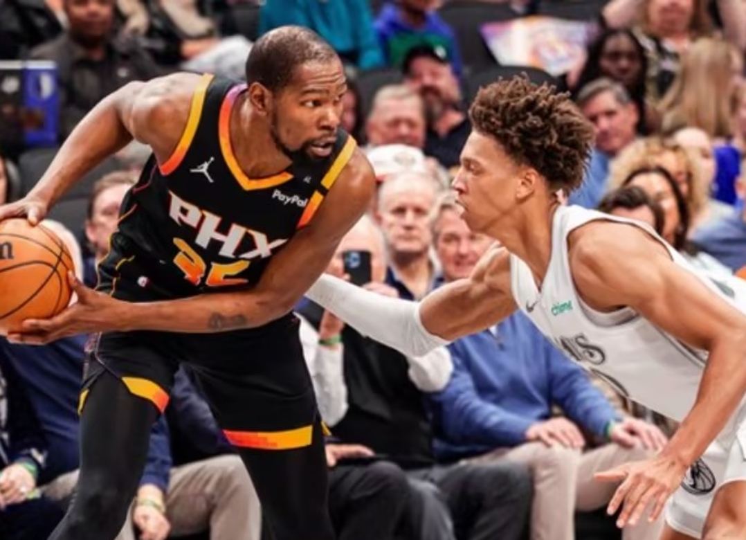 包含今晚达拉斯独行侠调整名单以备全明星赛，止住颓势环节打磨，媒体盛赞，更衣室氛围转暖的词条