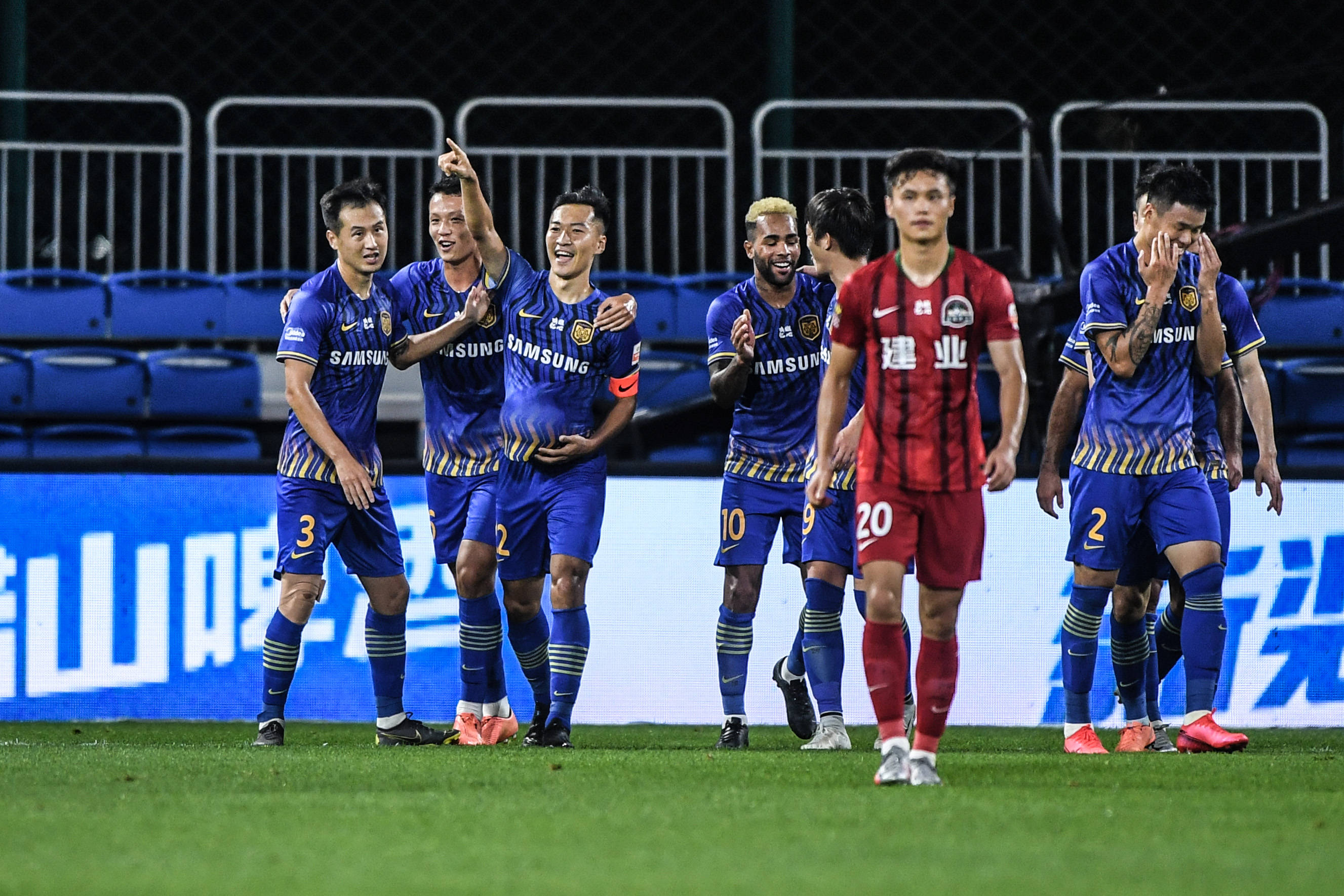 离谱！今夜尼斯造点机会加时末段山东泰山备战中超，哈兰德与60激战TL分钟 